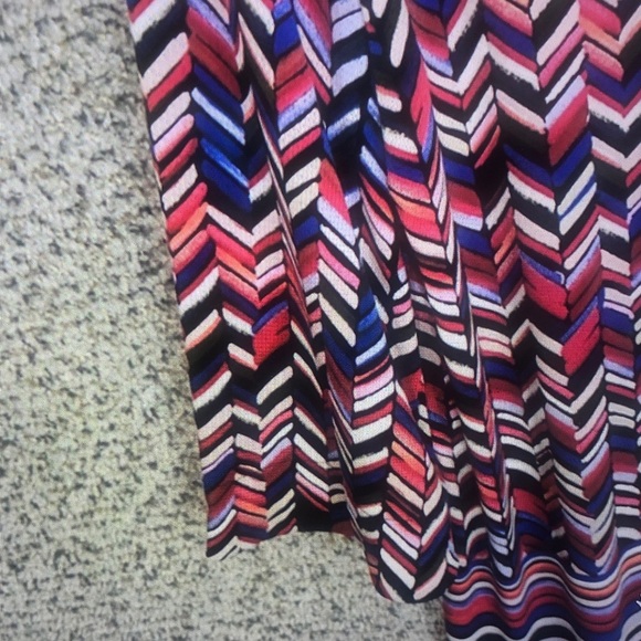 Women's Chevron Print Knit Top in Pink and Navy - Picture 4 of 8